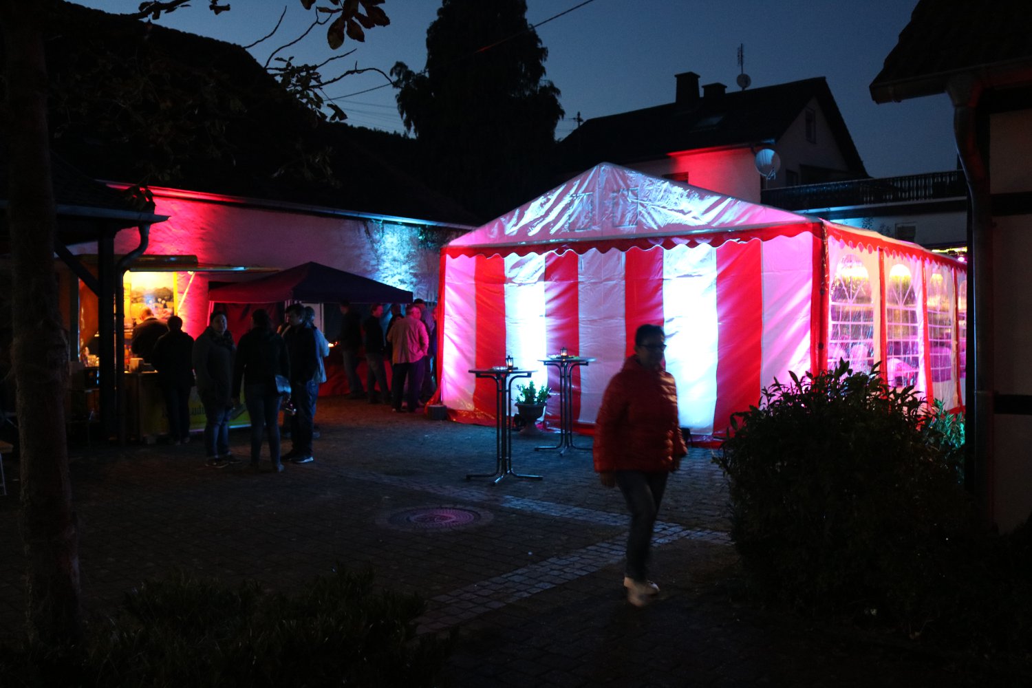 das rot - weiße Zelt mit 12 x 6m, extra Seitenhöhe und feuerfest zertifiziert