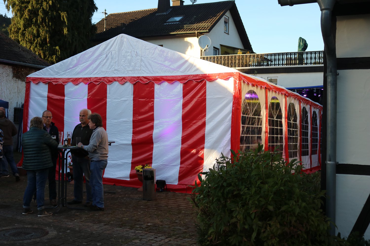 das rot - weiße Zelt mit 12 x 6m, extra Seitenhöhe und feuerfest zertifiziert