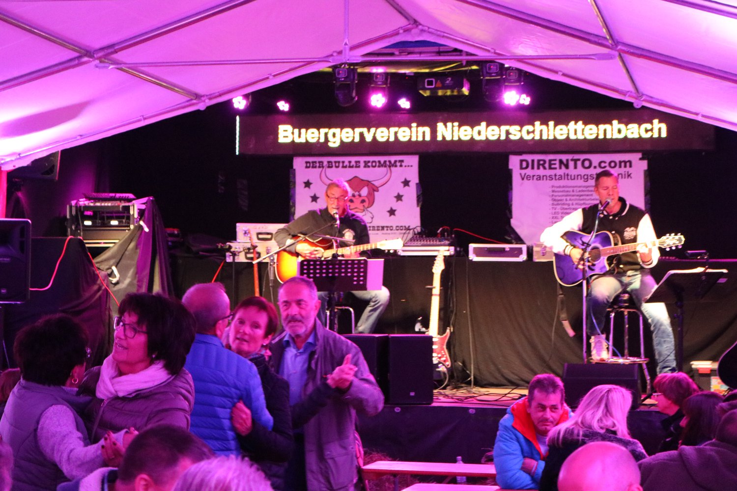 das rot - weiße Zelt mit 12 x 6m, extra Seitenhöhe und feuerfest zertifiziert